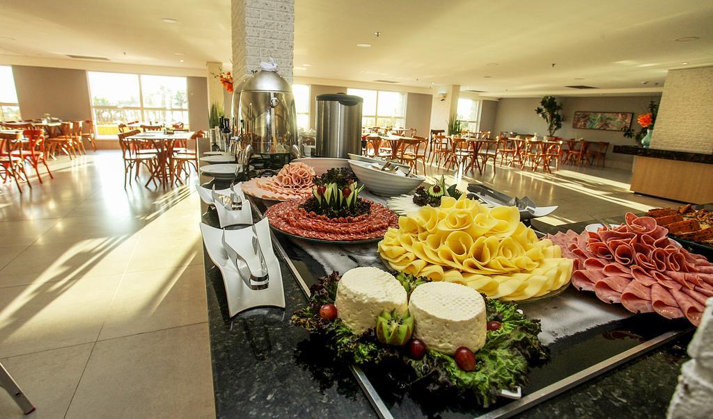 Gran Mareiro Hotel Fortaleza  Exteriör bild A buffet at a hotel