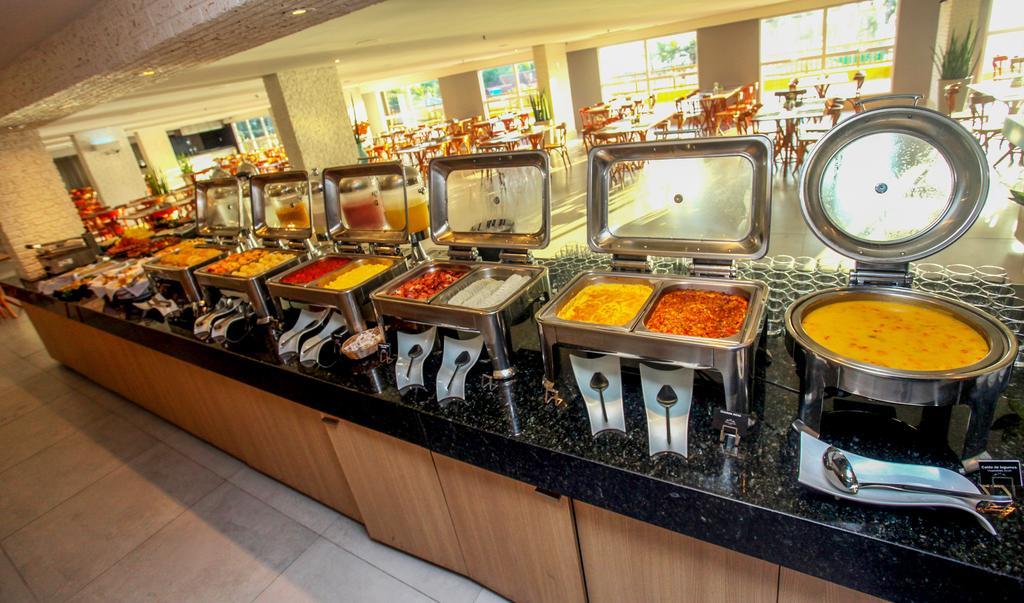 Gran Mareiro Hotel Fortaleza  Exteriör bild A buffet at a hotel